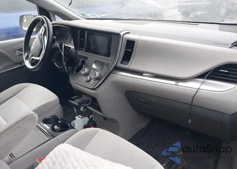 2017 Toyota Sienna Le 8 Passenger z USA, uszkodzony, nr VIN 5TDKZ3DC4HS766908